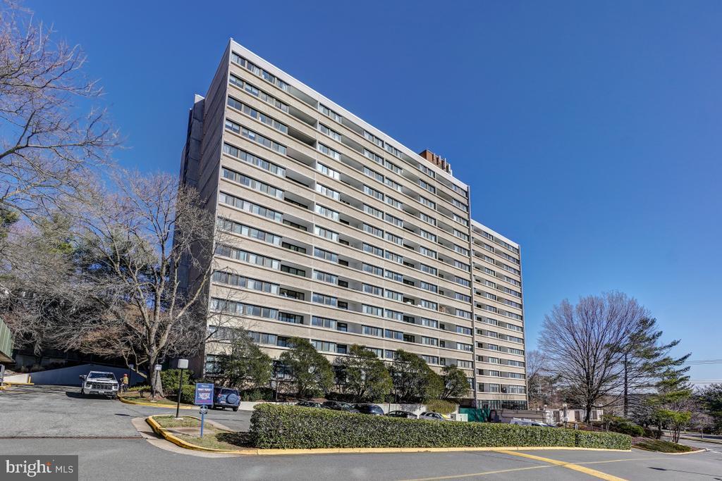 5911 Edsall Rd in Alexandria, VA - Building Photo