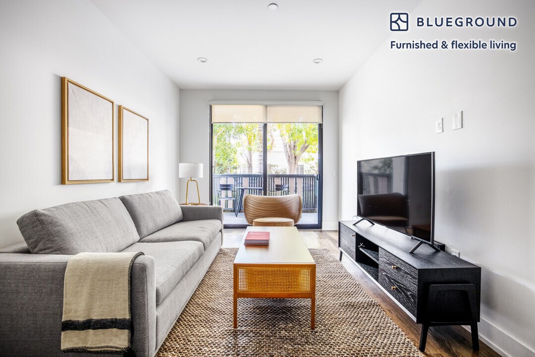 129 S Kings Rd in Los Angeles, CA - Building Photo