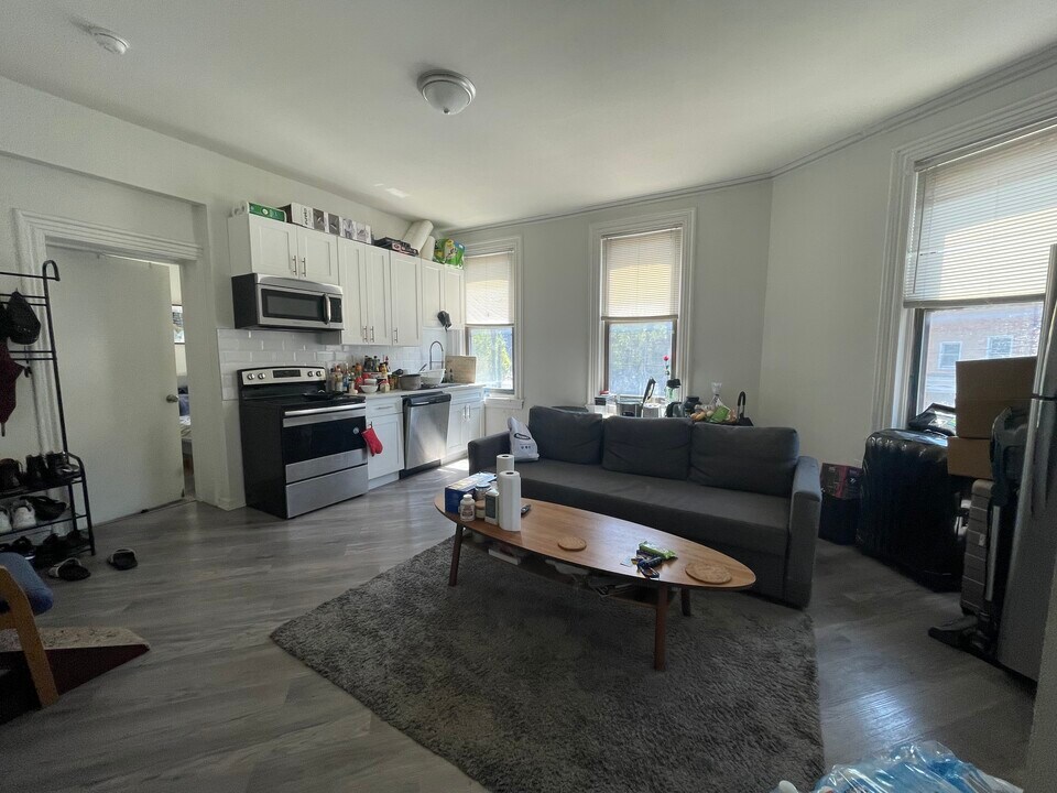 3819 Lancaster Ave in Philadelphia, PA - Building Photo