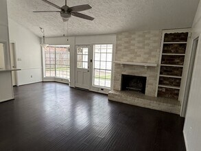 2206 Round Lake Dr in Houston, TX - Building Photo - Building Photo