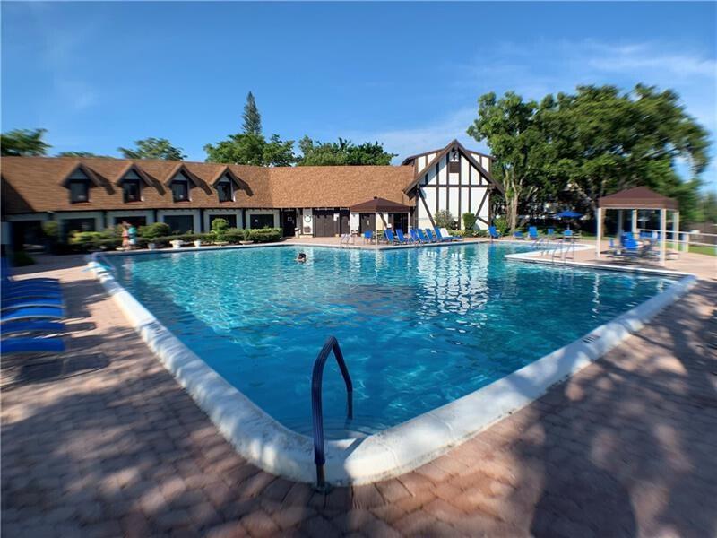 3660 Inverrary Dr, Unit 2q in Lauderhill, FL - Building Photo
