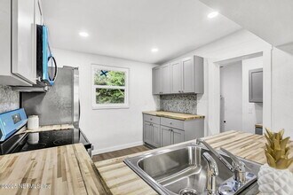 1714 Brookview Dr S in Jacksonville, FL - Building Photo - Building Photo