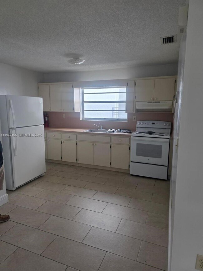 1575 NW 1st St in Miami, FL - Building Photo - Building Photo