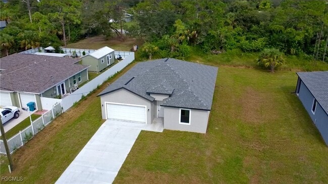 8025 Oakleaf Cir in La Belle, FL - Building Photo - Building Photo