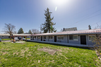 128 N Academy St in Goldendale, WA - Building Photo - Building Photo