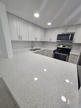 8045 NW 7th St in Miami, FL - Building Photo - Building Photo