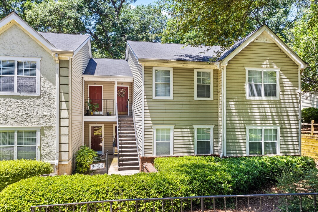 98 Hampshire Ct, Unit 98 in Avondale Estates, GA - Foto de edificio