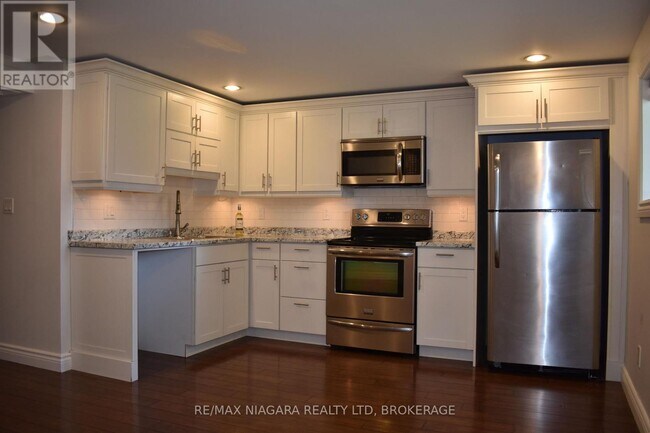 34 Barry St in St Catharines, ON - Building Photo - Building Photo