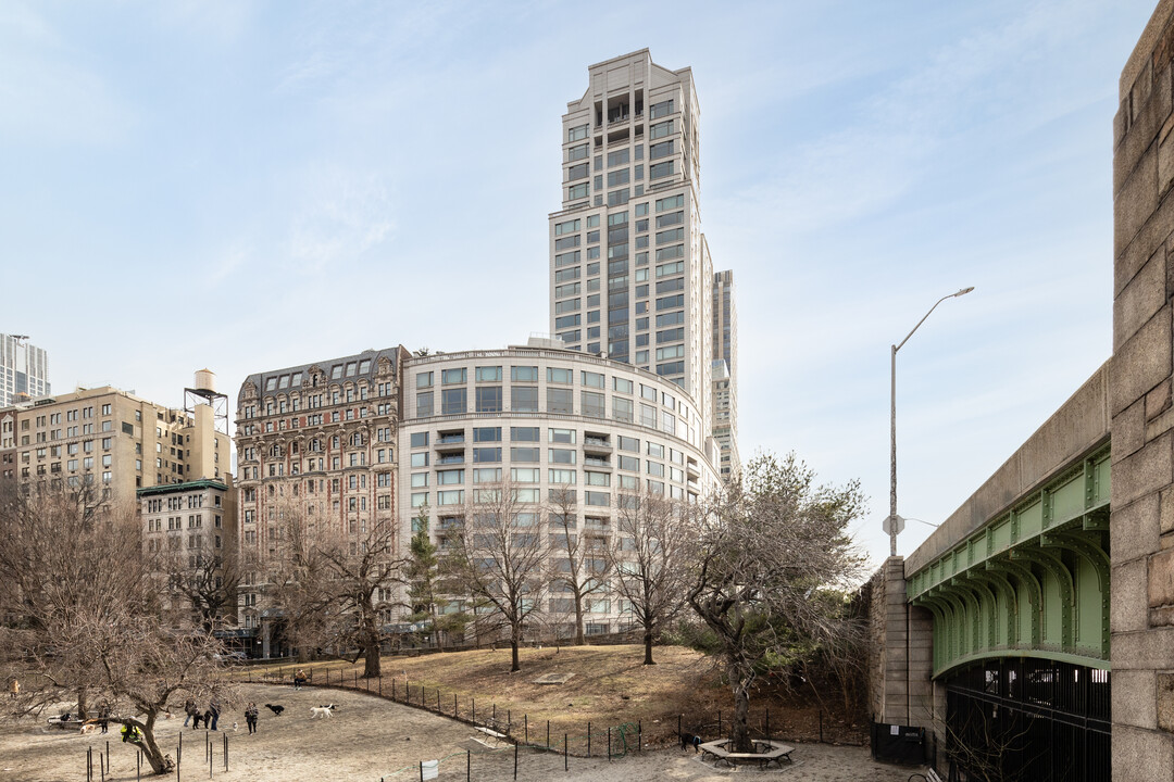 240 Riverside Blvd in New York, NY - Building Photo