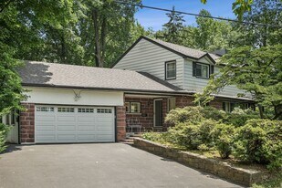 591 Edgewood Rd in Leonia, NJ - Building Photo