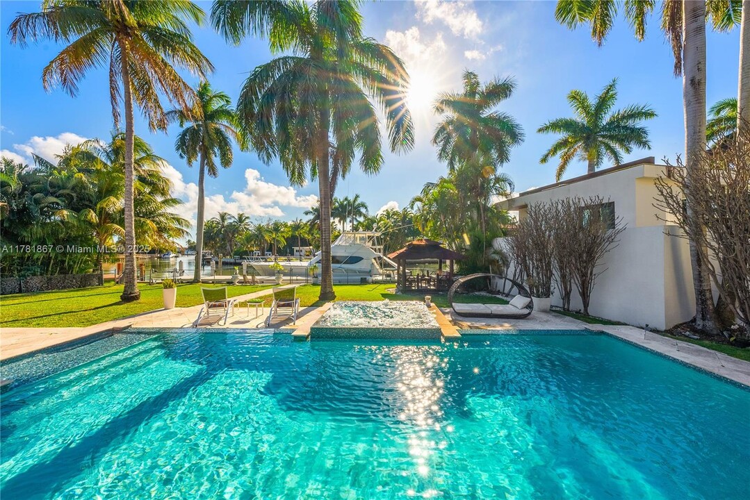 1070 Belle Meade Island Dr in Miami, FL - Building Photo