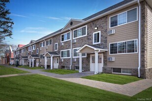 605 Tulip Ave in Stewart Manor, NY - Building Photo