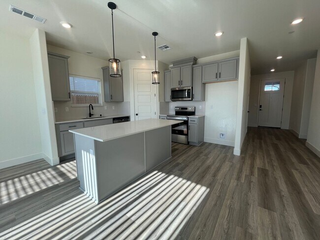 2312 N Kayenta St in Visalia, CA - Building Photo - Building Photo