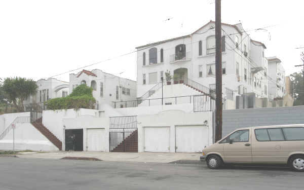 118-124 N Park View St in Los Angeles, CA - Building Photo