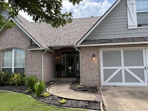 8040 Silverado Rd in Claremore, OK - Foto de edificio - Building Photo