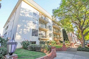 320 S Clark Dr in Los Angeles, CA - Building Photo