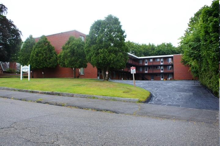 128 Church St in Torrington, CT - Building Photo