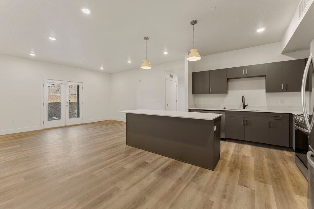 302 S Divario Cyn Dr in Saint George, UT - Building Photo