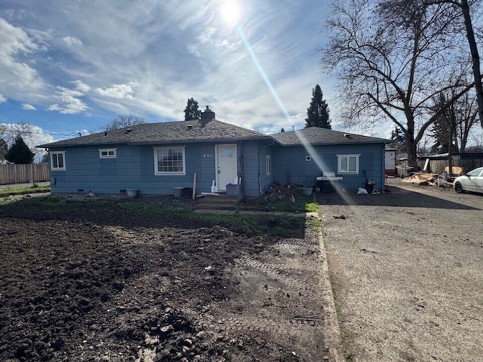 685 Beall Ln in Medford, OR - Building Photo