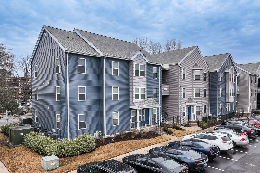 Hague Club Apartments in Norfolk, VA - Building Photo