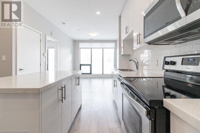 690 King St W