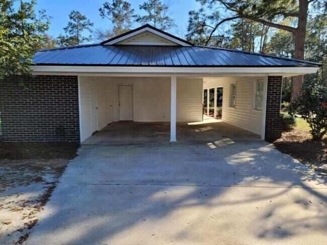 301 Carlton Dr in Jesup, GA - Building Photo - Building Photo
