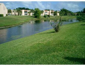 2901 Fiore Way in Delray Beach, FL - Foto de edificio - Building Photo