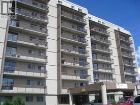 21 Berkeley Pl W in Lethbridge, AB - Building Photo