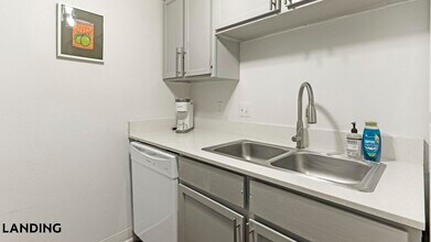 1071 Clayton Ln, Unit M1424 in Austin, TX - Foto de edificio - Building Photo