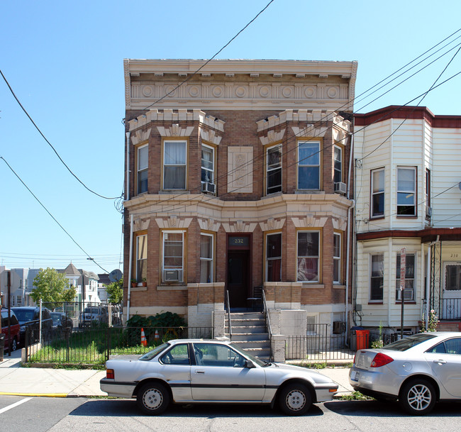 232 46th St in Union City, NJ - Foto de edificio - Building Photo