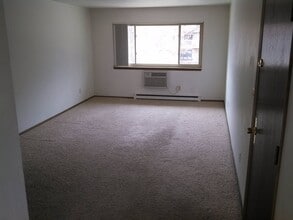 1042 Oxford Dr, Unit 1042 in Hartland, WI - Building Photo - Building Photo