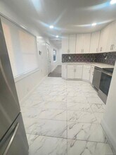 110 N Parkside Dr in Levittown, NY - Building Photo - Building Photo