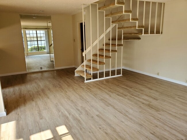 9568 Easter Way in San Diego, CA - Building Photo - Building Photo