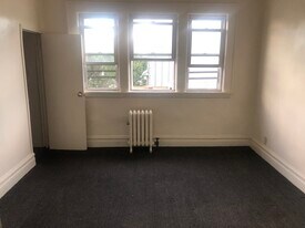 139 W 4th St, Unit 3rd in Mount Vernon, NY - Building Photo