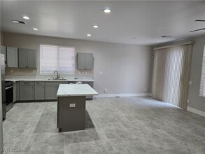 993 White Glacier Ave in Henderson, NV - Building Photo - Building Photo