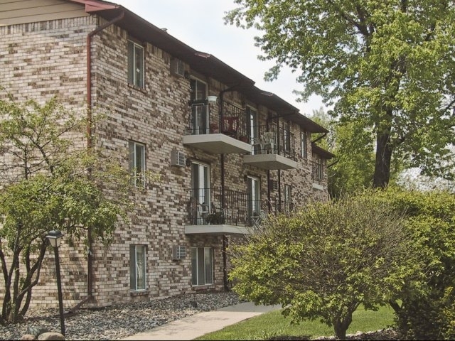 Blue Spruce Apartments in Lansing, MI - Building Photo - Building Photo