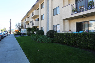 Vanowen Apartments in Van Nuys, CA - Building Photo - Building Photo