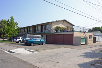 250 N Cedar St in Escondido, CA - Foto de edificio - Building Photo