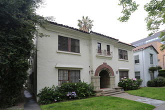 120 N Almont Dr in Beverly Hills, CA - Building Photo - Building Photo