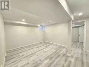 669 Sweetwater Cres in Newmarket, ON - Building Photo - Building Photo