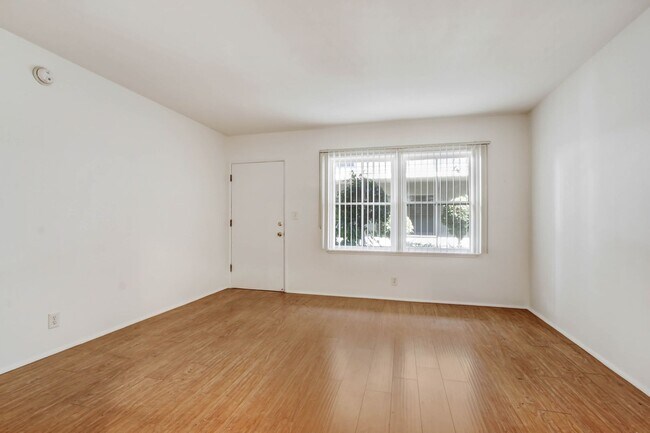 10908 Santa Monica Blvd, Unit 03B in Los Angeles, CA - Building Photo - Building Photo