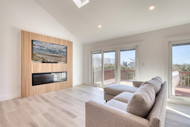 32 Library Ave in Westhampton Beach, NY - Building Photo - Building Photo