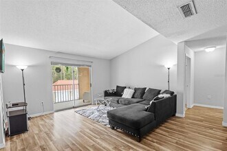 9481 Highland Oak Dr in Tampa, FL - Building Photo - Building Photo
