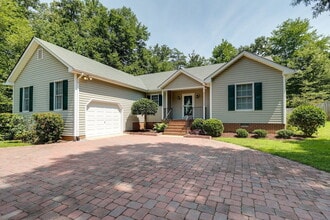 1913 Castle Glen Dr in Richmond, VA - Building Photo - Building Photo