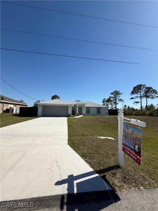 2815 65th St W in Lehigh Acres, FL - Foto de edificio