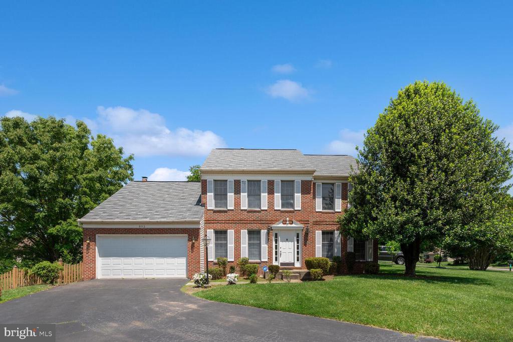 893 Broad Oaks Dr in Herndon, VA - Building Photo