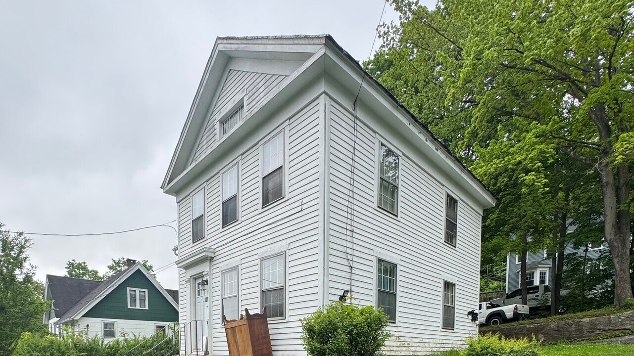 111 Rockwell St in Winchester, CT - Building Photo