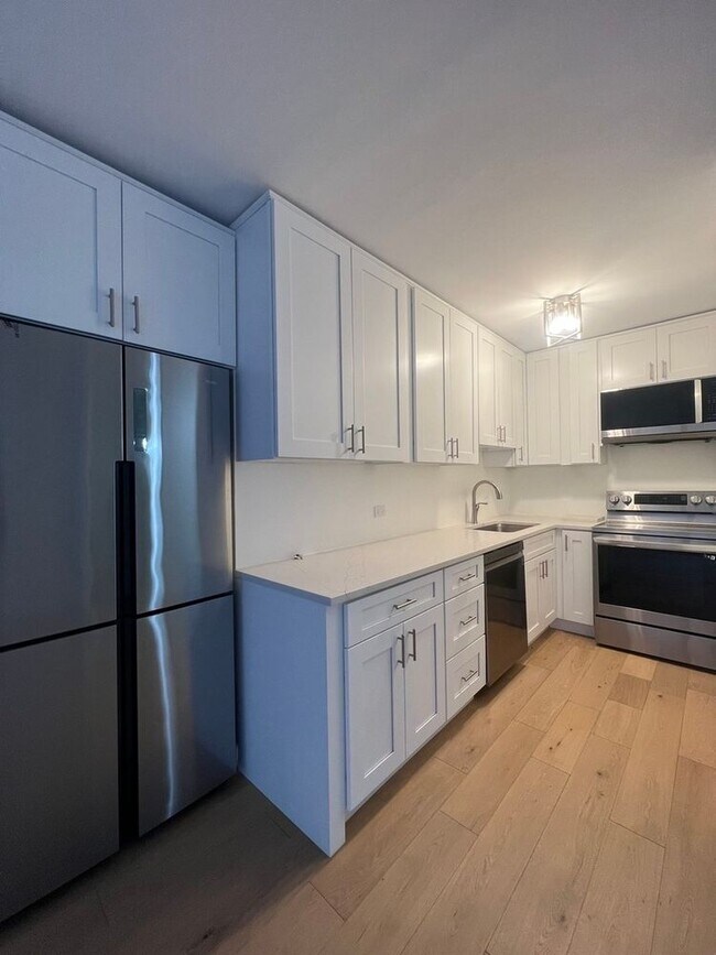 1550 N Lake Shore Dr, Unit 2F in Chicago, IL - Building Photo - Building Photo