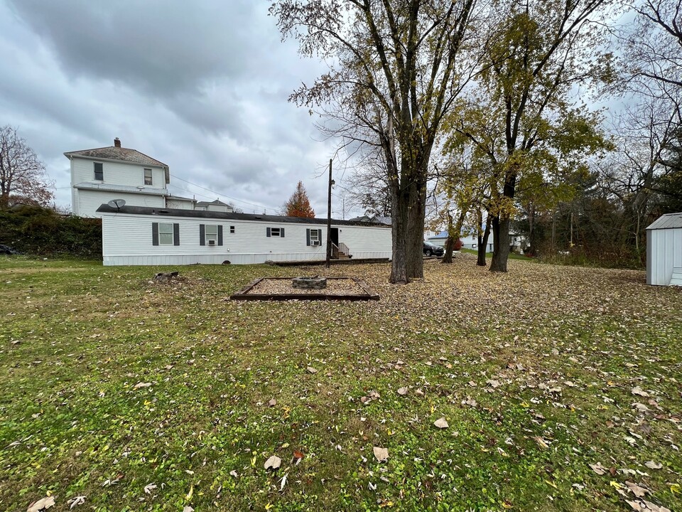 221 Elizabeth St in Crooksville, OH - Building Photo