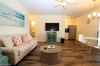 130 N Collier Blvd in Marco Island, FL - Foto de edificio - Building Photo